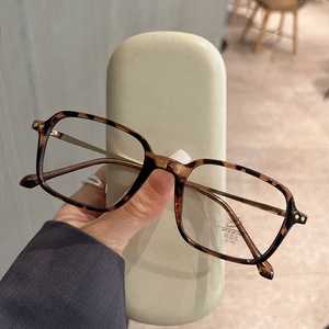 Gafas Qianai Ke Square M3-30335 con Filtro de Luz Azul, Montura Completa Unisex, Lentes de Acetato Marrón Té con Remaches de Puntos - Product Image 5