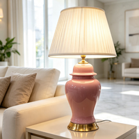 Lampe de table vintage en porcelaine rose massif avec abat-jour plissé blanc, base dorée, lampe de bureau de style chinoiserie pour la décoration de la maison et des hôtels