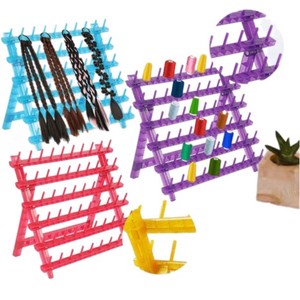 ชั้นวางวิกผมแบบตั้งโต๊ะ 54 ช่อง ยี่ห้อ Yiwu วัสดุ PP สีชมพู สีฟ้า สีม่วง สำหรับจัดเก็บอุปกรณ์ถักผมสำหรับผู้หญิง - Product Image 1