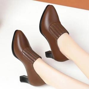 2024 nuevos zapatos individuales <span class=keywords><strong>de</strong></span> boca profunda <span class=keywords><strong>de</strong></span> suela blanda <span class=keywords><strong>de</strong></span> cuero suave con falda zapatos <span class=keywords><strong>de</strong></span> mujer <span class=keywords><strong>de</strong></span> mediana edad primavera y otoño zapatos <span class=keywords><strong>de</strong></span> mamá - Product Image 5