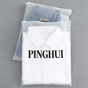 Sacs en plastique refermables de haute qualité avec impression personnalisée pour l'emballage des vêtements - Product Image 4