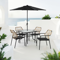 Ensemble de salle à manger de jardin en rotin 6 pièces, table carrée en verre ondulé, 4 chaises à dossier tressé et parasol assorti, ensemble de jardin extérieur noir