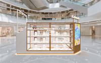 Kiosque à bijoux en métal doré sur mesure, comptoir vitrine verrouillable avec écran numérique pour la vente au détail en centre commercial