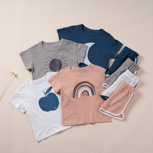 Trendy outfit voor babyjongens, maanprint, zachte katoenen stof, T-shirt met ronde hals en shorts met contrasterende bies, casual <span class=keywords><strong>set</strong></span> - Product Image 3