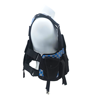 Gilet noir 100% polyester à carreaux bleus avec panneaux en mesh, anneaux en D aux épaules, poches utilitaires et sangles réglables