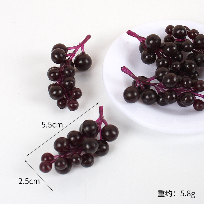 Une grappe de raisins rouges