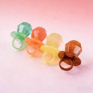Özel Toptan Elmas Yüzük Lolipopları Çok Renkli Gökkuşağı Sert Şekerler Eğlenceli Meyve Aromalı Yüzük Şeklinde Oyuncak Şeker Tatlı Şeker - Product Image 2
