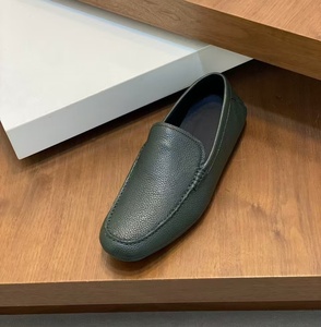 Mocassins de luxe en cuir grainé vert foncé avec plaque métallique argentée pour homme – Chaussures de conduite et d'affaires quotidiennes - Product Image 1