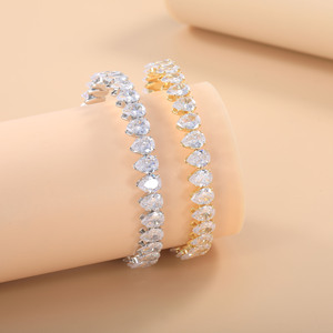 Bracelet ouvert en zircone cubique en forme de goutte d'eau pour femmes, bijoux de couleur or à porter au quotidien - Product Image 3