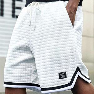 Shorts de course décontractés pour hommes, personnalisables avec logo, en jersey blanc mi-longueur, écologiques, en polyester, coupe oversize, avec bordure contrastante et cordon de serrage, style baggy - Product Image 2