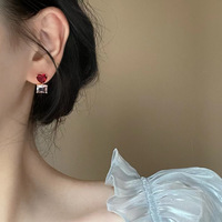 Collection Couleurs d'Été : Boucles d'oreilles asymétriques en cuivre et zircon rose haut de gamme, style français, doux et élégant pour femme