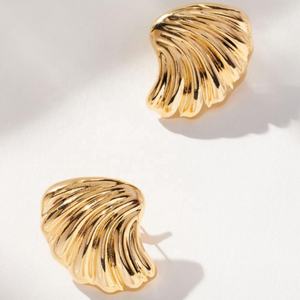 ต่างหูสตั๊ดทรงเปลือกหอยลายคลื่นน้ำ สแตนเลสสตีลชุบทอง 18K กันน้ำ ไม่หมอง ทันสมัย สำหรับผู้หญิง - Product Image 2