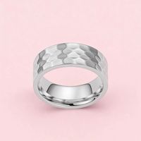 Bague vintage en acier titane martelé de 8 mm, motif en nid d'abeille or argent noir, anneaux pour hommes, bijoux rétro