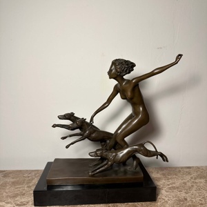 Grande Scultura in Bronzo a Grandezza Naturale in Stile Europeo di una Donna Moderna e Bellissima - Product Image 2