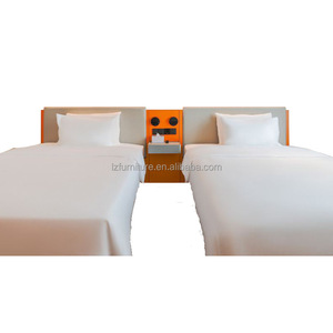 Lit d'hôtel abordable avec draps et matelas, lit plateforme en bois king size avec table de chevet et tête de lit pour chambre d'hôtel - Product Image 5