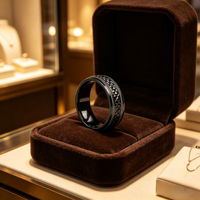 Bague pour homme en zirconium noir de 8 mm, poli miroir, ajustement confortable, motif pyramidal texturé, alliance de mariage Tizti Jewelry