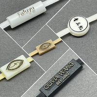 Etiquette en plastique personnalisée avec logo doré pour sceller l'étiquette volante en plastique pour vêtement avec ficelle