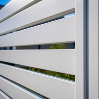 Puerta de Aluminio Moderna con Listones Horizontales Blancos, Expandible, Minimalista, para Entrada de Vehículos en Villas Modernas de Lujo