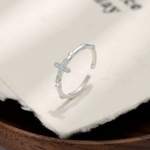 Anillo de Plata de Ley 925 Auténtica con Cruz Lateral Exquisita de Fe, <span class=keywords><strong>Esperanza</strong></span> y Amor, Anillos Apilables de Compromiso con Circonita Cúbica para Mujer - Product Image 4
