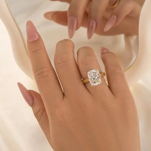 Bague de fiançailles solitaire classique en moissanite 925, taille coussin, 8,0 carats, RingLuxe Travel Ring, en argent sterling, or blanc et or jaune - Product Image 2
