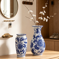 Vase en céramique de porcelaine Redeco, peint à la main, motif lotus traditionnel, détails floraux orientaux classiques pour la décoration du salon
