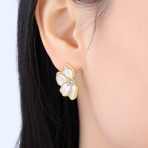 Estos nuevos aretes de pétalos de latón blanco son elegantes y son un regalo perfecto para la familia o para tu novia. - Product Image 4
