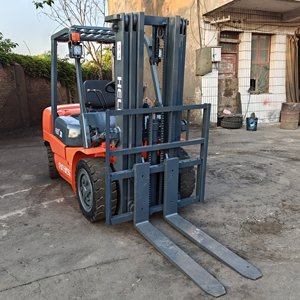 Chariot élévateur d'occasion HeLi 3t, marque chinoise réputée, moteur diesel, déplaceur latéral hydraulique, pneus pleins, à vendre au meilleur prix - Product Image 3