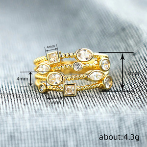 Anelli Geometrici T0620 con Cristalli e Strass, Montatura in Oro, Unisex per Uso Quotidiano - Product Image 5