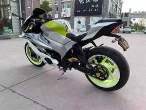 La <span class=keywords><strong>moto</strong></span> sportive <span class=keywords><strong>Yamaha</strong></span> <span class=keywords><strong>500cc</strong></span> bicylindre à moteur thermique convient au transport urbain et aux expériences sur circuit. - Product Image 6