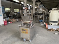 Mini machine à bonbons gommeux de laboratoire Contrôle par pédale Déposant de bonbons durs Machine à sucettes semi-automatique