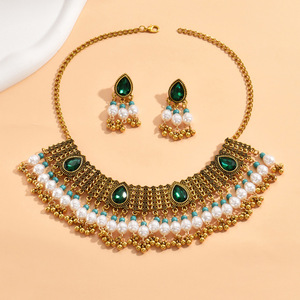 Set di Gioielli Indiani Classici Placcati Oro Manna 2 Pezzi con Cristalli e Strass, Collana con Perle Pendenti e Orecchini per Anniversari e Feste Femminili - Product Image 4