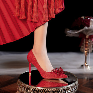 8777F-045 Zapatos de Tacón de Aguja con Punta Puntiaguda, Zapatos de Novia Rojos de Satén con Decoración Floral - Product Image 1