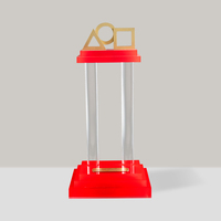 Trofeo de Acrílico Personalizado con Base Roja de Tres Niveles y Logotipos Geométricos Dorados para Regalos Corporativos