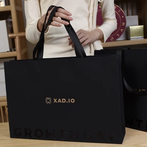 Sac en papier noir personnalisé avec logo gaufré, poignées à cordon, réutilisable, style classique, sac de shopping professionnel, matériaux recyclés - Product Image 2