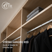 Dressing sur mesure avec étagères ouvertes, tiroirs, tringles de suspension et éclairage LED pour projets hôteliers, villas et appartements