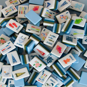 Juego <span class=keywords><strong>de</strong></span> Fichas <span class=keywords><strong>de</strong></span> Mahjong Americano OEM Nuevo y Popular, con Grabado Artístico, Acrílico Azul Claro, Regalo para Fiestas Familiares - Product Image 1