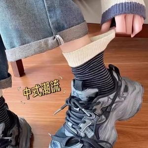 Chaussettes amples mi-mollet rayées à bord côtelé chaudes en coton pour femme, style décontracté et jeune, gris foncé, gris clair, orange, rouge - Product Image 1