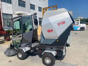 Barredora diésel confiable de servicio pesado Solución de limpieza de gran capacidad para áreas urbanas de alto tráfico con componente de motor central - Product Image 3