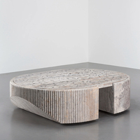 Table basse ovale en marbre cannelé avec incrustation géométrique et base en pierre massif pour salon – La table idéale pour votre maison de rêve