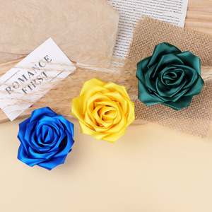 Accesorio para el cabello con rosa 3D de satén, flor de tela hecha a mano para boda, despedida de soltera, día de San Valentín, cumpleaños, uso diario. - Product Image 3