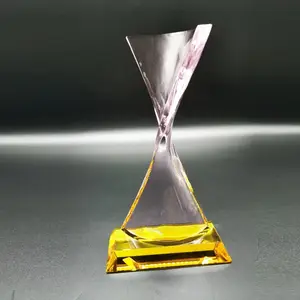 Souvenir di cristallo commerciale del trofeo di cristallo trasparente a forma di piramide in bianco di lusso personalizzato