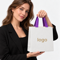 Sacs en papier couché 270g avec votre propre logo, 18,5 x 8 x 16,5 cm, en stock, avec dorure à chaud pour cadeaux de parfums et de soins de la peau