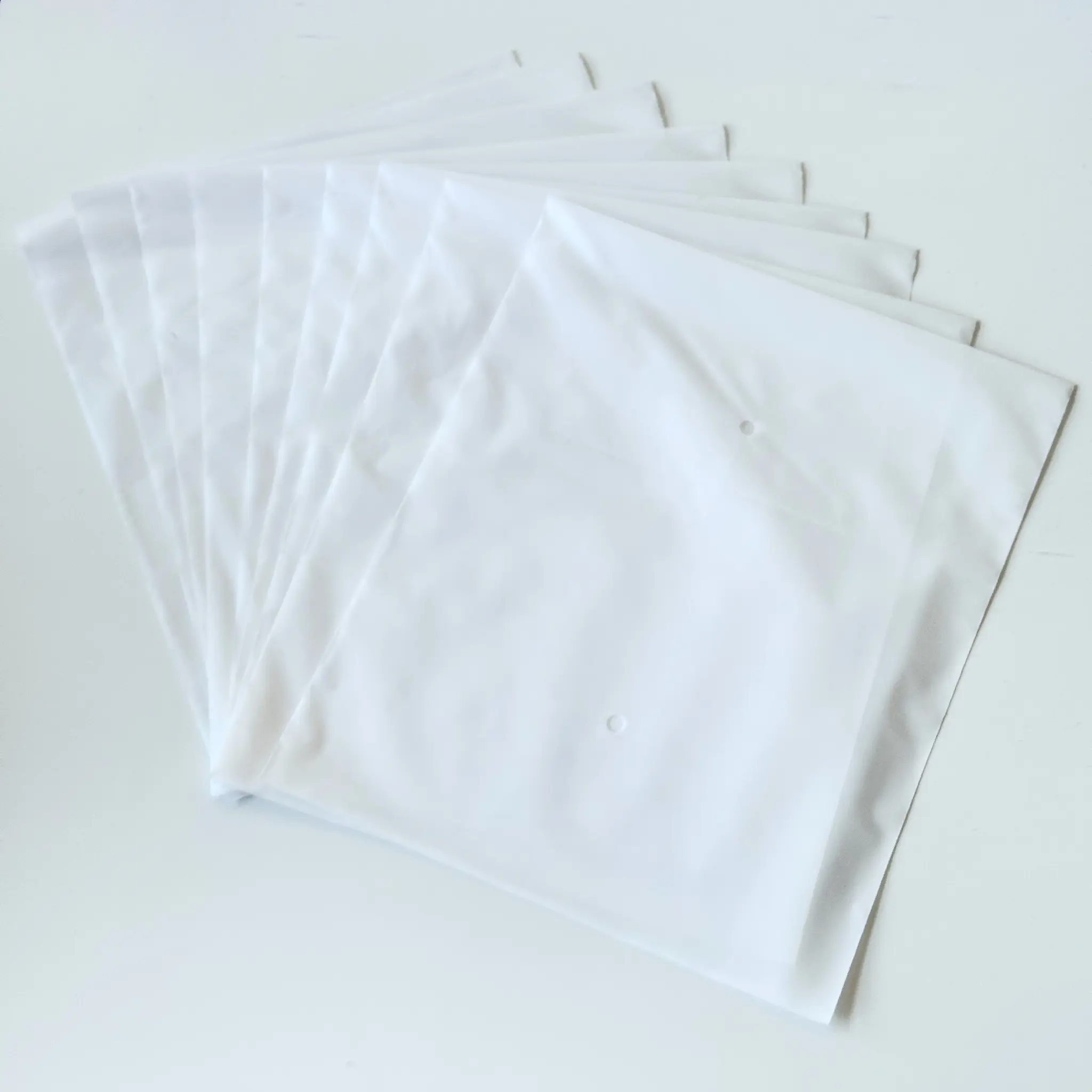Sac de luxe blanc Cpe Pe sacs scellés couverture vêtement personnalisé vêtements poussière emballage en plastique pour l'électronique