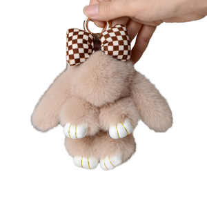 Llavero de peluche de conejo suave y esponjoso con bola de pompón, accesorio para bolso o cartera - Product Image 1
