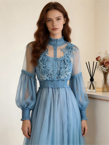 Vestido Elegante de Tul y Encaje en Azul Niebla para Tallas Grandes - Vestido Maxi Bohemio con Apliques Florales - Product Image 2