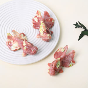 งานแกะสลักคริสตัลรูปสัตว์บำบัด ขายส่ง แกะสลักจากหยกคริสตัลรูปปลาทองลายดอกพลัม สำหรับตกแต่ง - Product Image 1