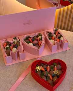 Arrangement floral sucré en forme de lettre « Je t'aime » dans une boîte en papier pour la Saint-Valentin - Product Image 4