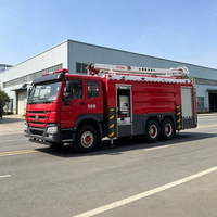 Nouveau camion de pompiers à mousse diesel HOWO 6x4 à conduite à droite, réservoir de plus de 10000 L, 351-450 ch, portée de 10-80 m pour la lutte contre les incendies et les opérations de sauvetage en zone urbaine et en immeubles de grande hauteur