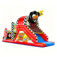 Château Gonflable Thème Bande Dessinée Rouge et Noir à Carreaux avec Toboggan et Parcours d'Obstacles pour Enfants, Idéal pour Événements Extérieurs et Fêtes de Carnaval