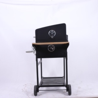 Station de barbecue extérieure autonome au charbon de bois avec étagère utilitaire et chariot roulant pour la cuisson sur patio